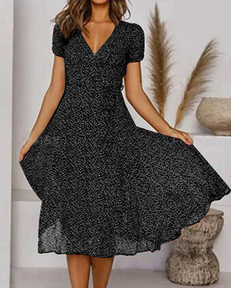 Elegante V-hals jurk met korte mouwen, luchtige chiffon stof, subtiele print, perfect voor formele en casual gelegenheden.