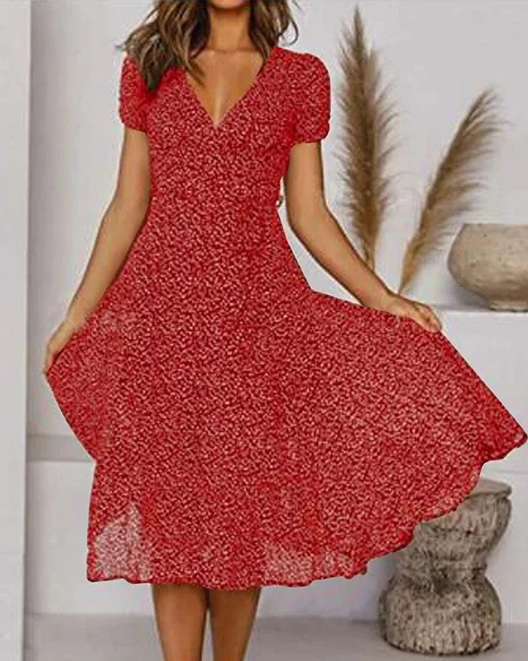 Elegante V-hals jurk met korte mouwen, luchtige chiffon stof, subtiele print, perfect voor formele en casual gelegenheden.