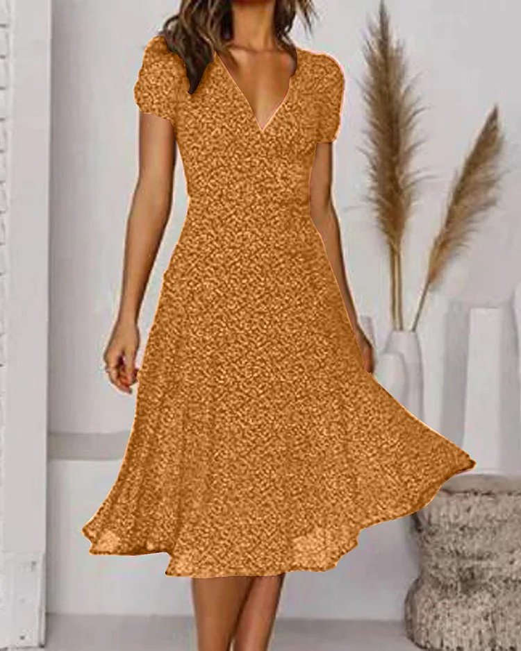 Elegante V-hals jurk met korte mouwen, luchtige chiffon stof, subtiele print, perfect voor formele en casual gelegenheden.