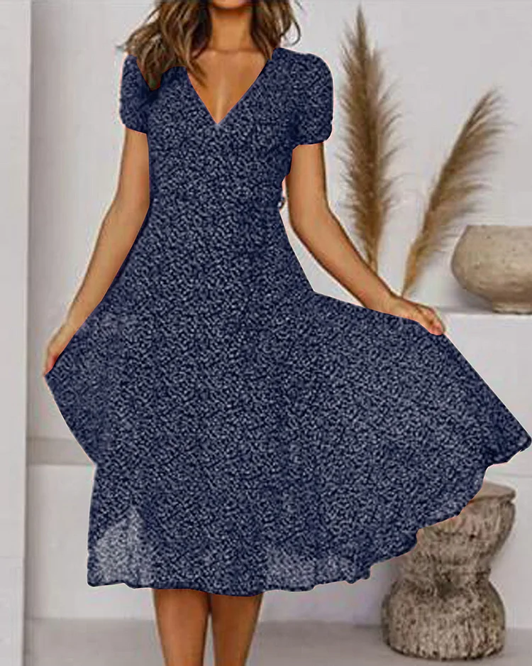 Elegante V-hals jurk met korte mouwen, luchtige chiffon stof, subtiele print, perfect voor formele en casual gelegenheden.