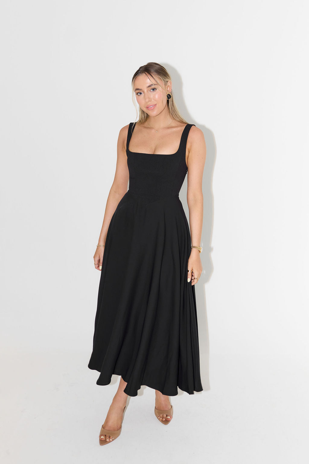 "Elegante vierkante hals jurk voor vrouwen, getailleerd met zachte stof, perfect voor dagelijks en avondgebruik."