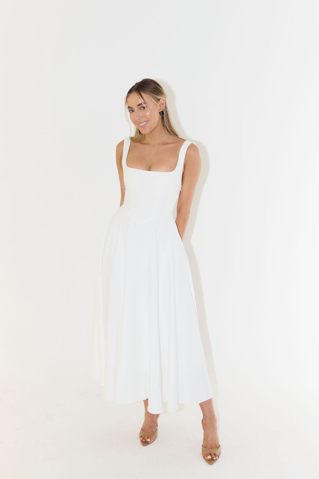 "Elegante vierkante hals jurk voor vrouwen, getailleerd met zachte stof, perfect voor dagelijks en avondgebruik."