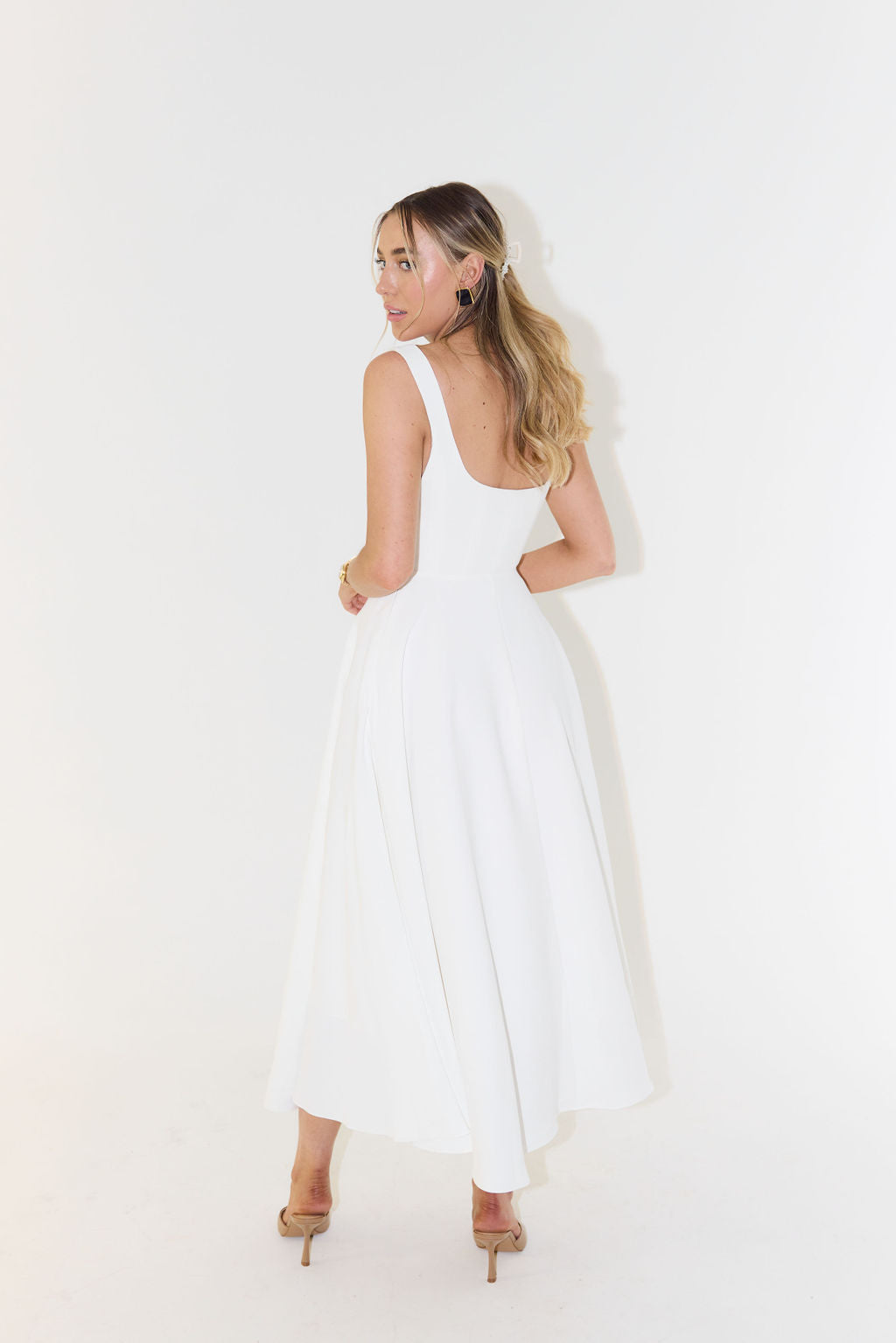"Elegante vierkante hals jurk voor vrouwen, getailleerd met zachte stof, perfect voor dagelijks en avondgebruik."