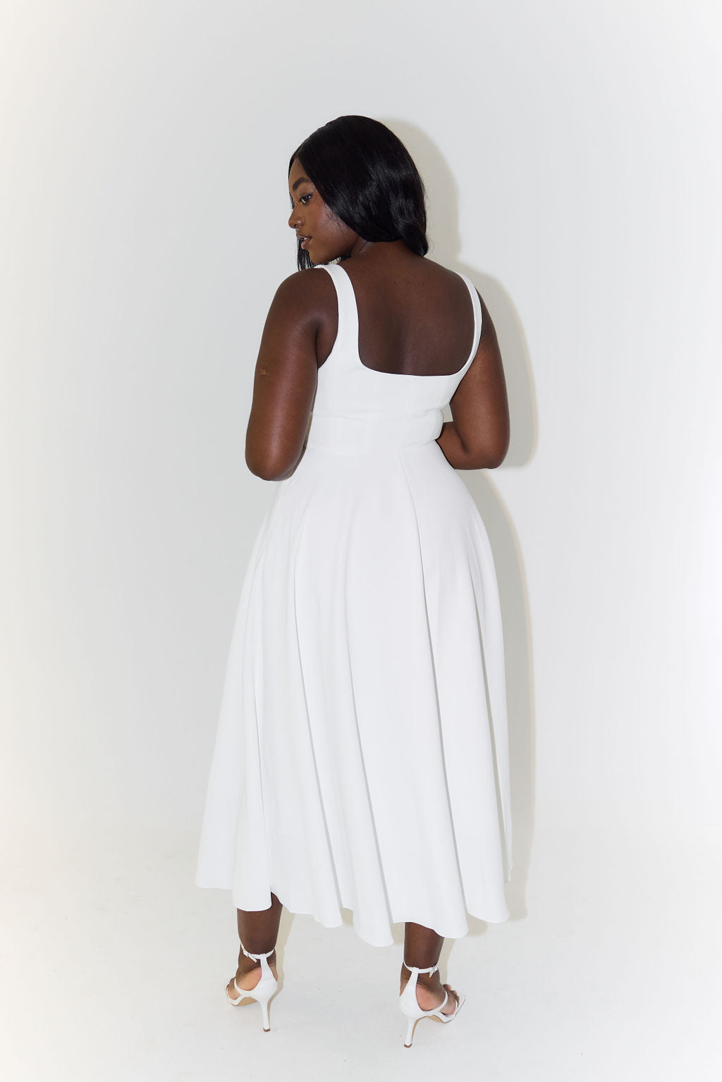 "Elegante vierkante hals jurk voor vrouwen, getailleerd met zachte stof, perfect voor dagelijks en avondgebruik."
