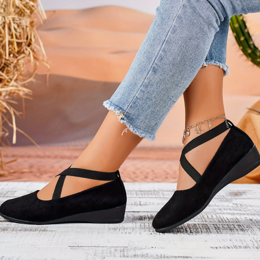 Elegante vrouwelijke balletschoenen met lichte gecompenseerde hiel, stijlvol en comfortabel voor dagelijks gebruik.