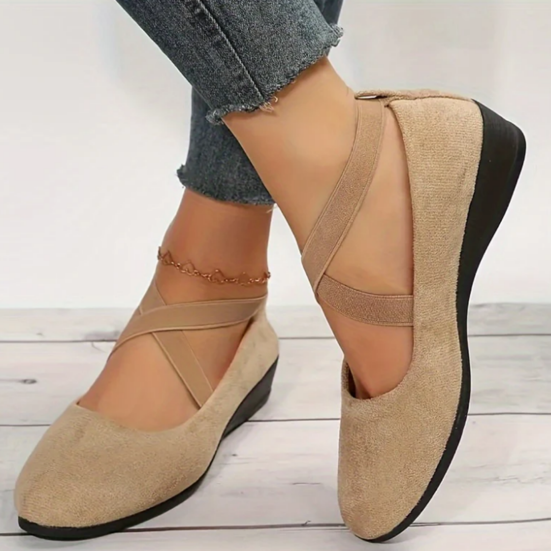 Elegante vrouwelijke balletschoenen met lichte gecompenseerde hiel, stijlvol en comfortabel voor dagelijks gebruik.