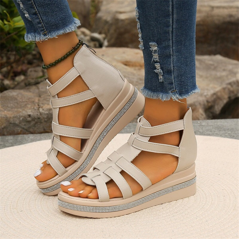"Elegante wedge sandalen met strass en zomerse flair, beige kleur, comfortabel voetbed voor stijlvolle zomeroutfits."