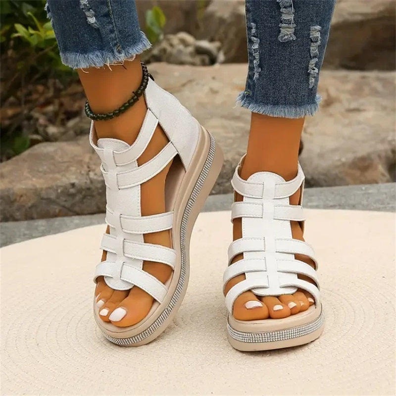 "Elegante wedge sandalen met strass en zomerse flair, beige kleur, comfortabel voetbed voor stijlvolle zomeroutfits."