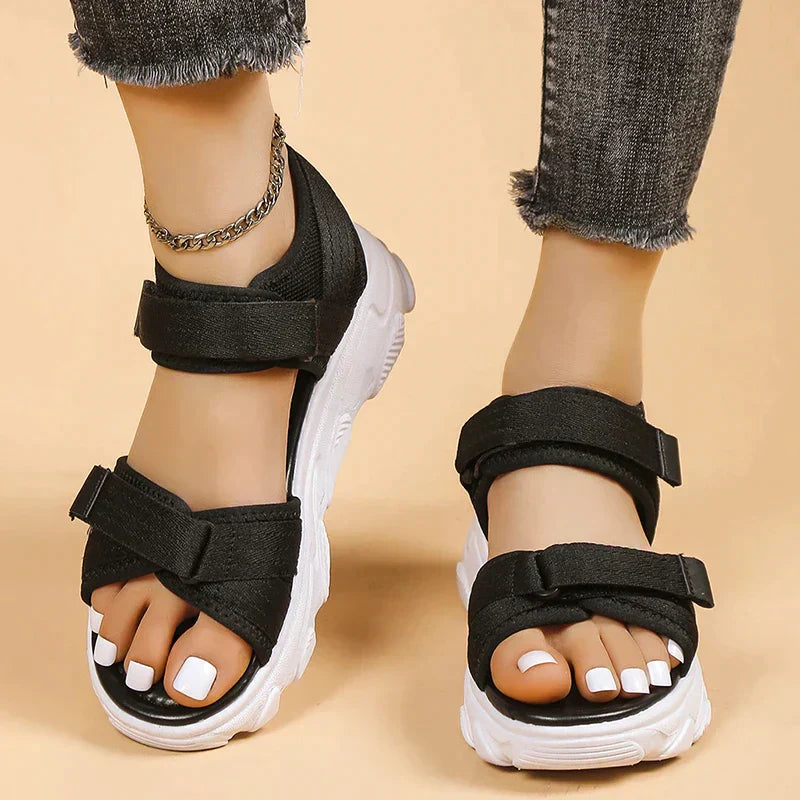 Elegante witte dames sandalen, orthopedisch comfort, synthetisch materiaal, stijlvol en comfortabel ontwerp voor de zomer.