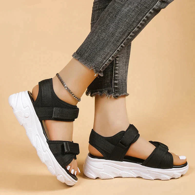 Elegante witte dames sandalen, orthopedisch comfort, synthetisch materiaal, stijlvol en comfortabel ontwerp voor de zomer.