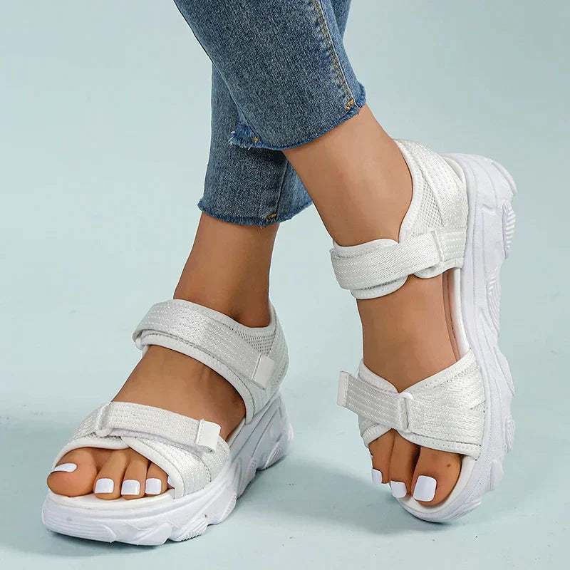 Elegante witte dames sandalen, orthopedisch comfort, synthetisch materiaal, stijlvol en comfortabel ontwerp voor de zomer.