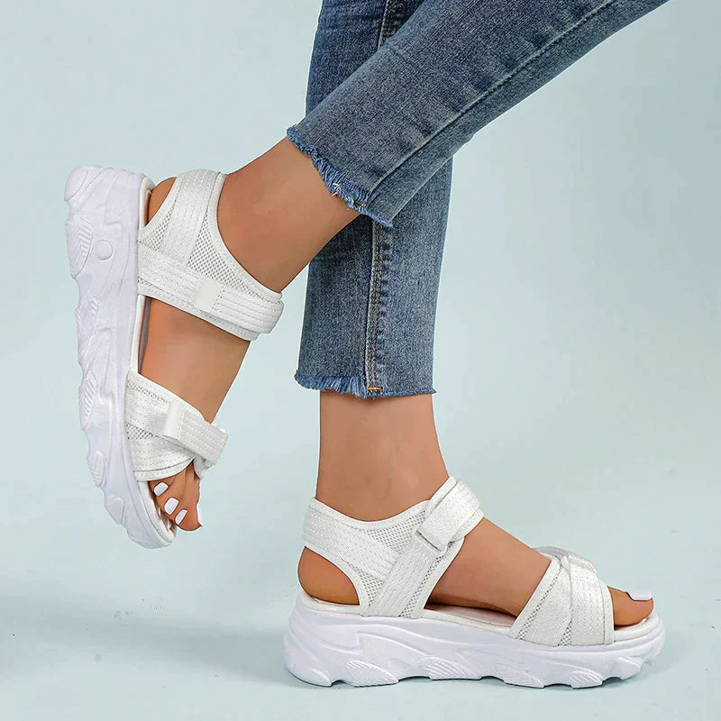Elegante witte dames sandalen, orthopedisch comfort, synthetisch materiaal, stijlvol en comfortabel ontwerp voor de zomer.