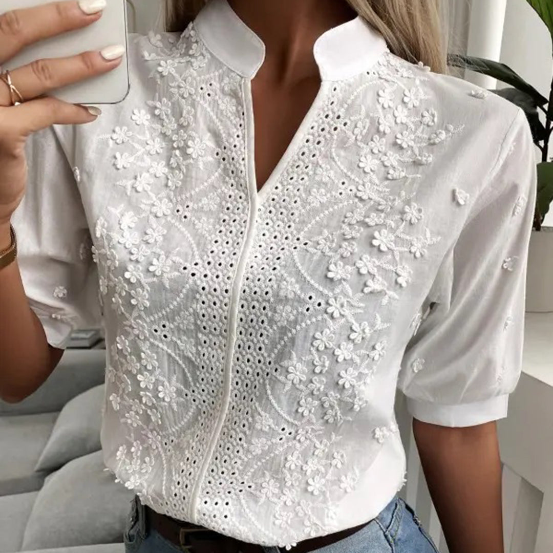 "Elegante witte damesblouse met moderne details, ideaal voor kantoor en casual gelegenheden. Tijdloze en comfortabele stijl."