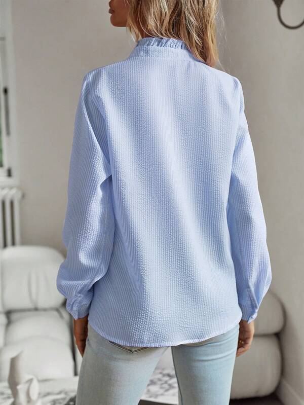 "Elegante Zahra blouse met streepjes en ruches, comfortabel en veelzijdig, ideaal voor meerdere stylingopties."