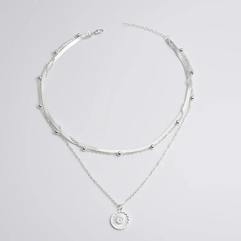 "Elegante zilveren drievoudige ketting van 925 sterling zilver, minimalistisch ontwerp, geschikt voor elke gelegenheid."