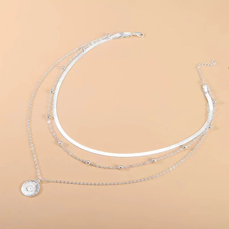 "Elegante zilveren drievoudige ketting van 925 sterling zilver, minimalistisch ontwerp, geschikt voor elke gelegenheid."