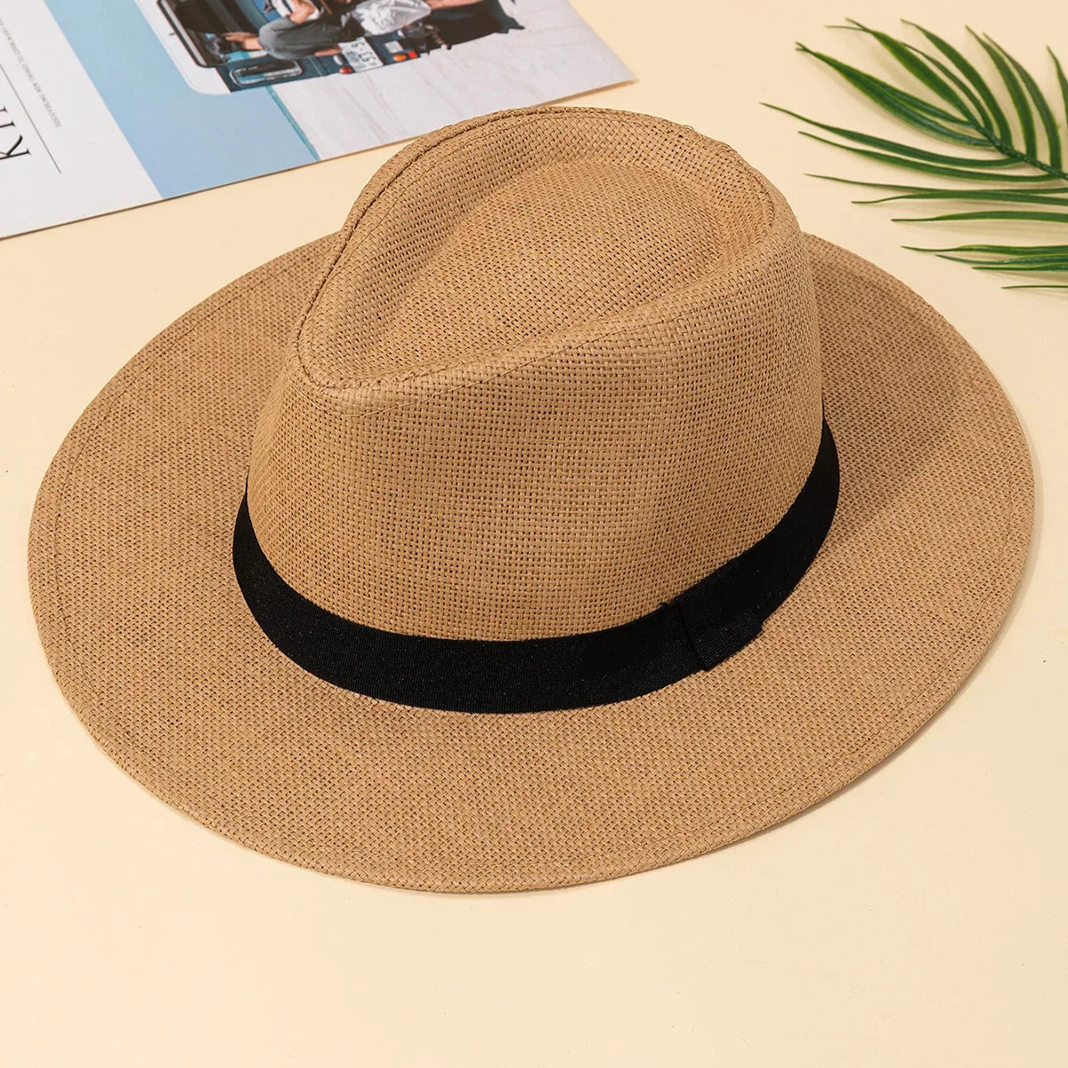 "Elegante zomerhoed van stro met brede rand voor UV-bescherming, verstelbare pasvorm, geschikt voor heren en dames."