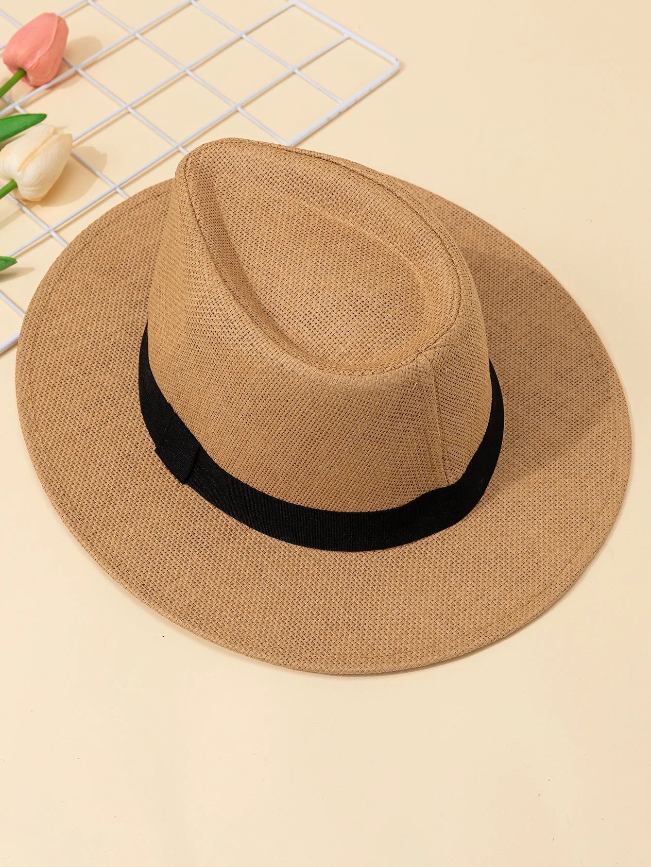"Elegante zomerhoed van stro met brede rand voor UV-bescherming, verstelbare pasvorm, geschikt voor heren en dames."
