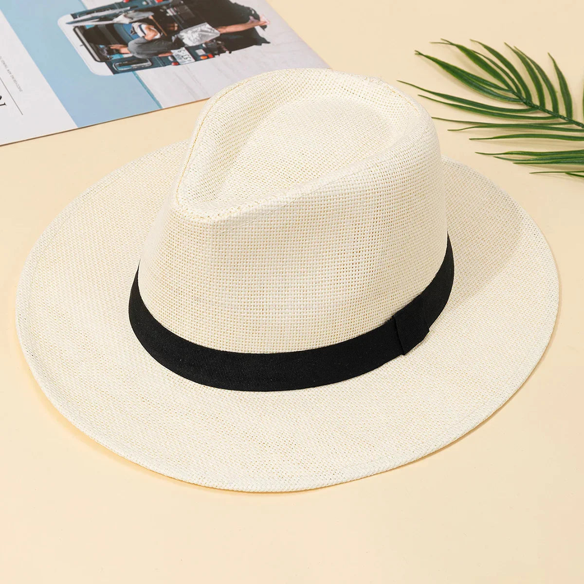 "Elegante zomerhoed van stro met brede rand voor UV-bescherming, verstelbare pasvorm, geschikt voor heren en dames."