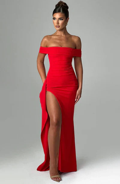 Elegante zwarte maxi jurk met off-shoulder bardot-pasvorm en vrouwelijke ruches, gemaakt van stretchcrêpe stof.