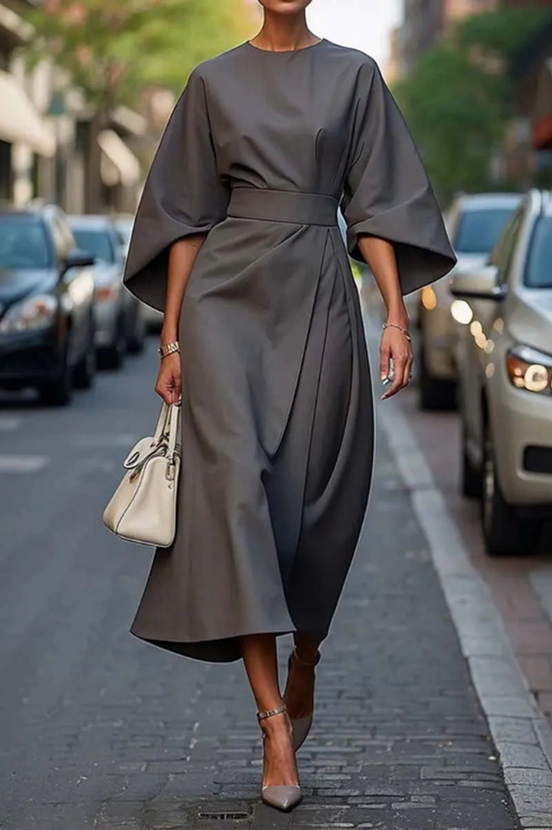 "Elegante zwarte midi-jurk met wijde mouwen, verfijnde tailleband en luxe stof, ideaal voor elke gelegenheid."