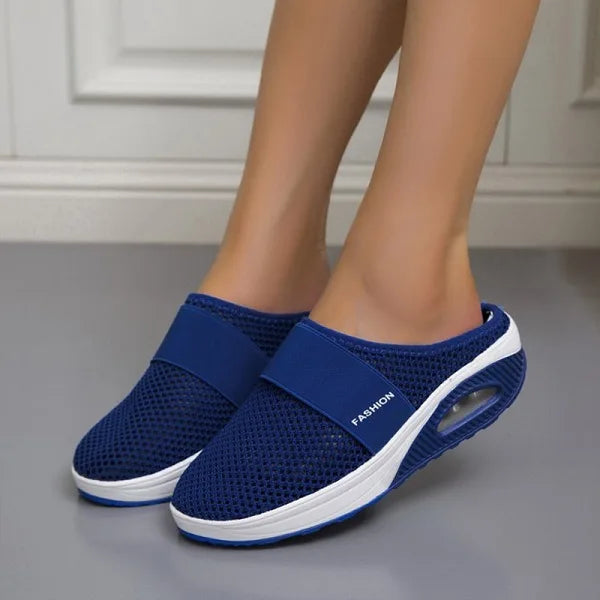 Elegante zwarte orthopedische damesslippers met ademend ontwerp en comfortabel voetbed voor langdurig draagcomfort.