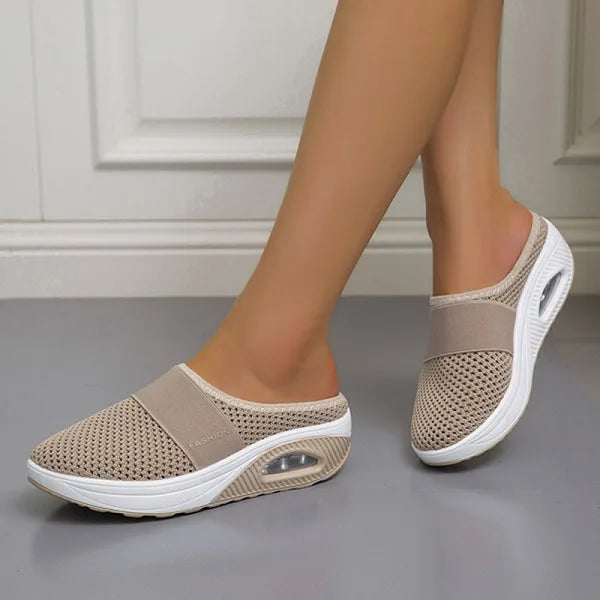 Elegante zwarte orthopedische damesslippers met ademend ontwerp en comfortabel voetbed voor langdurig draagcomfort.