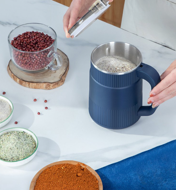 Elektrische graanmolen in blauw en wit, stijlvol en compact design voor diverse granen en zaden, krachtig en veelzijdig.