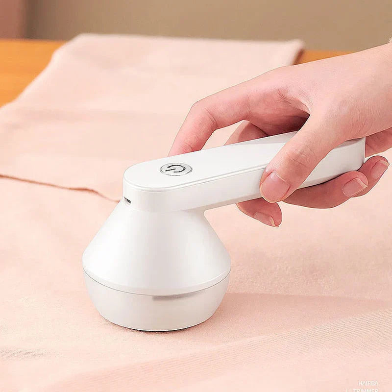 "Elektrische pluizenverwijderaar, wit/zwart, ergonomisch ontwerp, verwijdert pluisjes van kleding en meubels zonder beschadig
