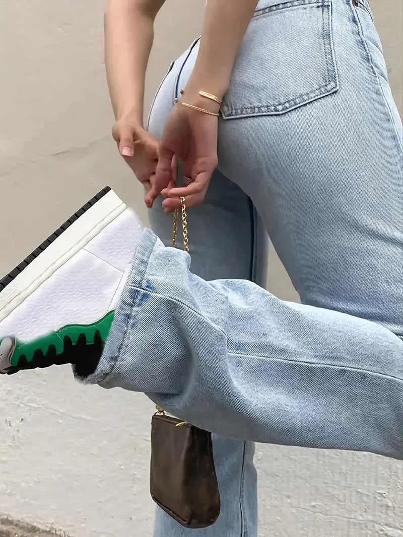 "Flared jeans vooraanzicht, hoge taille, elegante flare, lichte wassing, zachte stretchstof, stijlvolle vrouwenbroek"