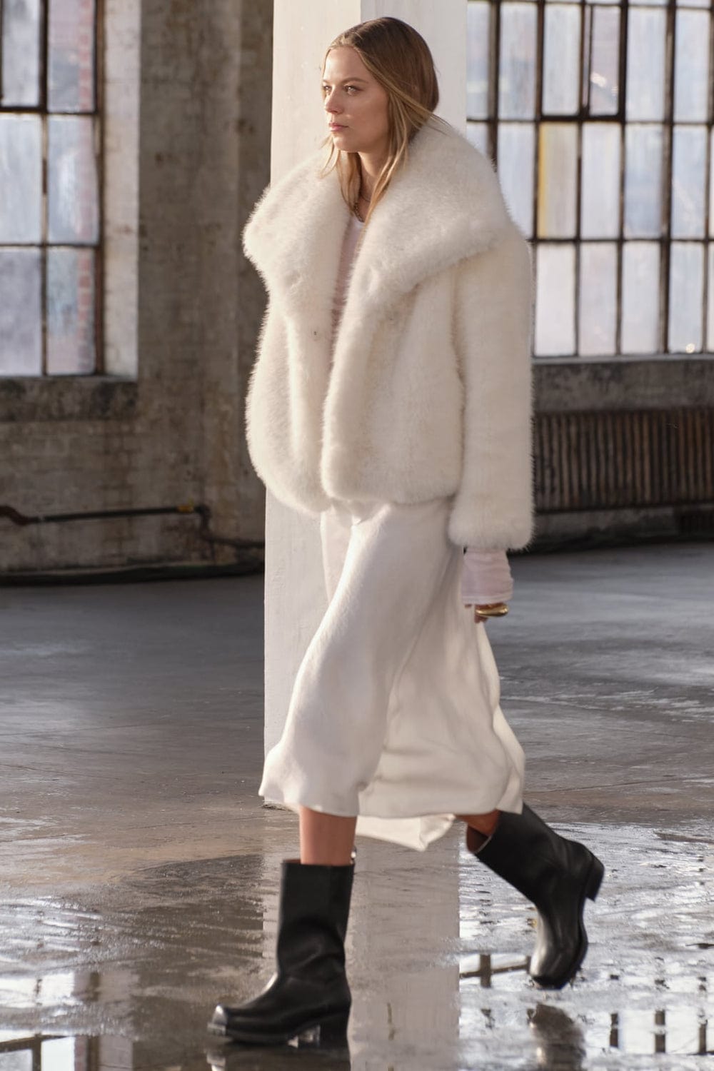 "Fluffy damesmantel winterjas, warm, stijlvol met chique pasvorm en lange mouwen, perfect voor koude dagen"