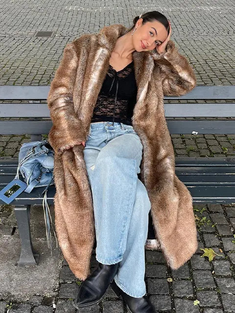 "Fluffy winter trenchcoat voor dames, lang met pluizig design, in beige, bruin of khaki, ideale warme jassen voor winter"