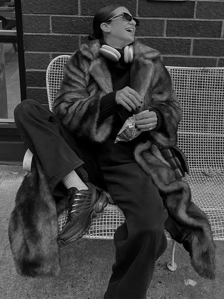 "Fluffy winter trenchcoat voor dames, lang met pluizig design, in beige, bruin of khaki, ideale warme jassen voor winter"