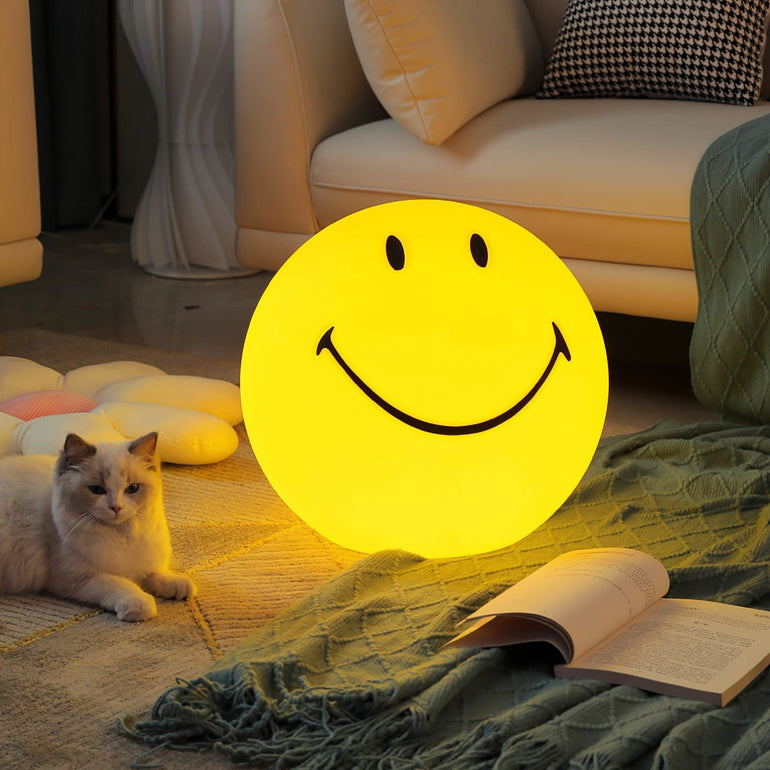 Gele dimbare LED smiley tafellamp voor kinderkamer decoratie, vrolijk ontwerp met warme verlichting voor gezellige sfeer.