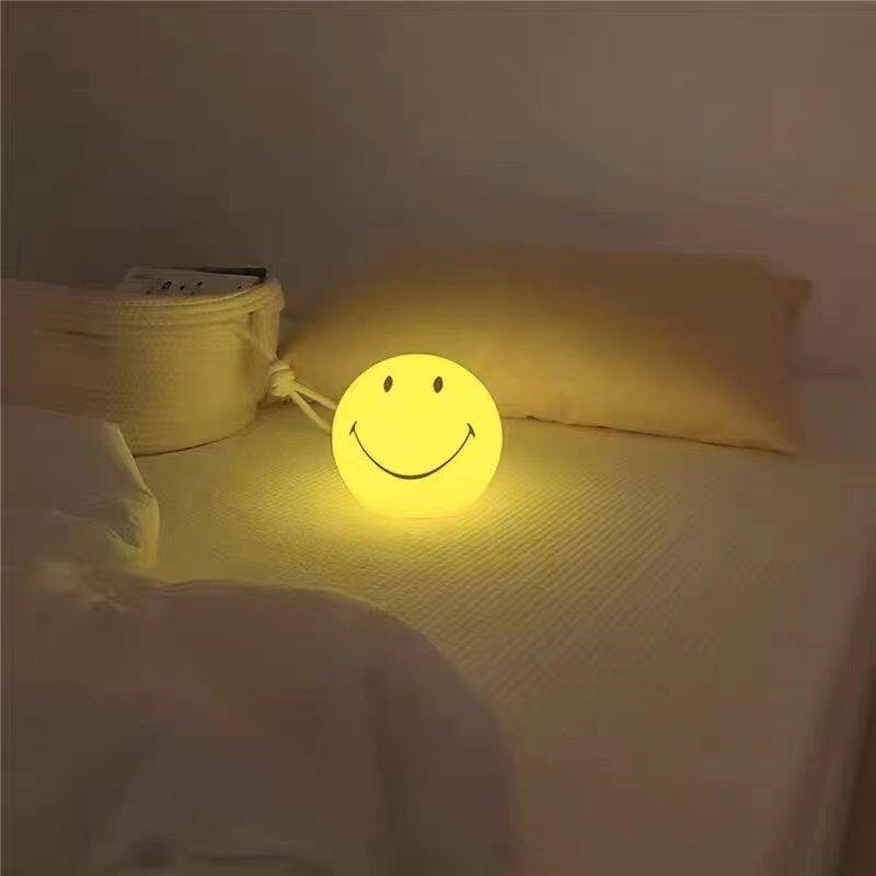 Gele dimbare LED smiley tafellamp voor kinderkamer decoratie, vrolijk ontwerp met warme verlichting voor gezellige sfeer.