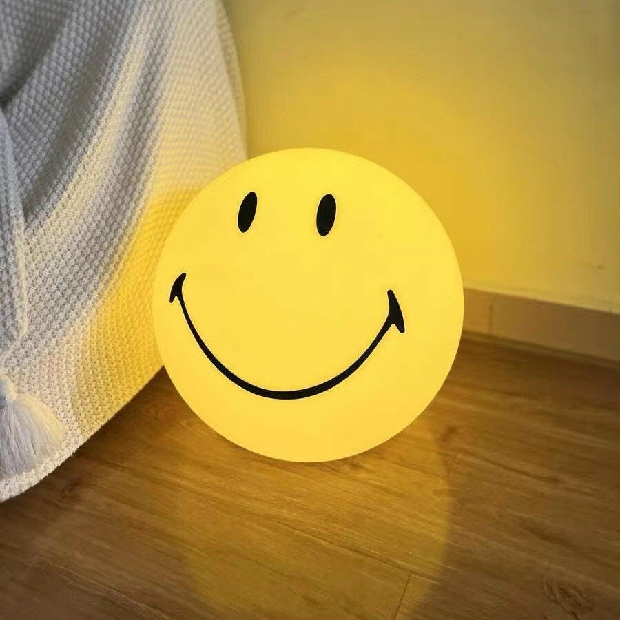 Gele dimbare LED smiley tafellamp voor kinderkamer decoratie, vrolijk ontwerp met warme verlichting voor gezellige sfeer.