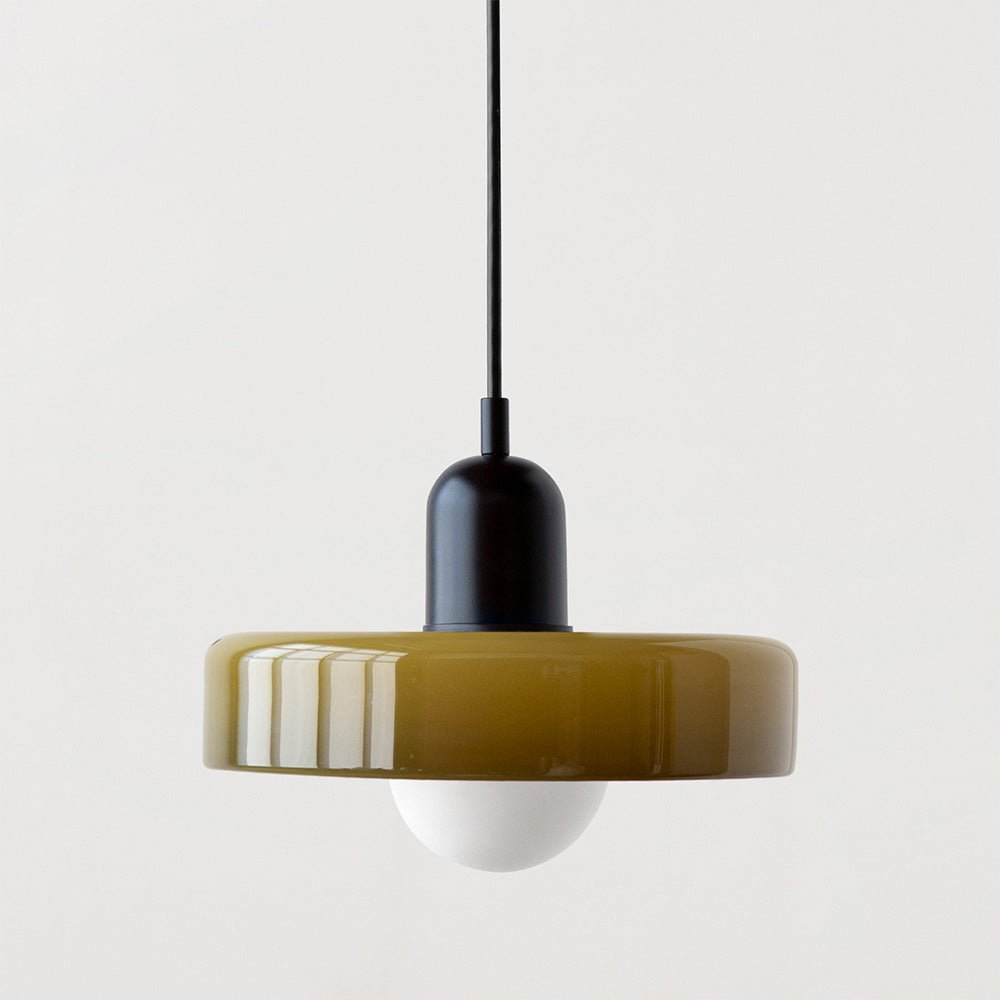 "Geometrische Bauhaus plafondlamp van glas in levendige kleuren, artistiek design voor moderne interieurs."