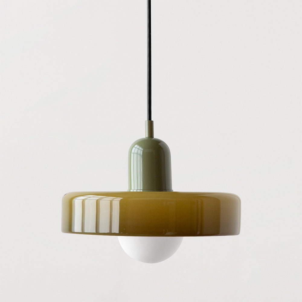 "Geometrische Bauhaus plafondlamp van glas in levendige kleuren, artistiek design voor moderne interieurs."