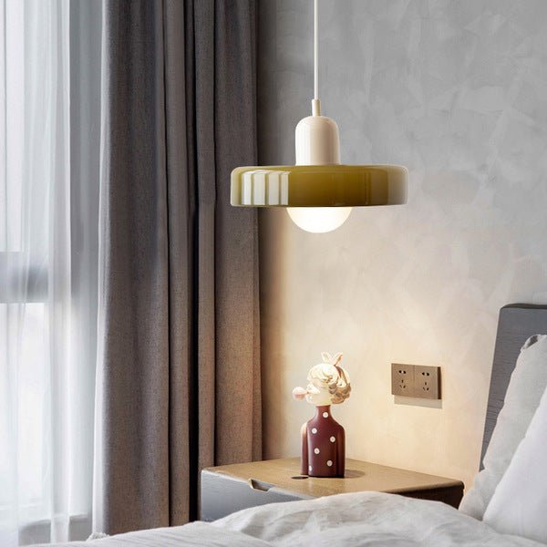 "Geometrische Bauhaus plafondlamp van glas in levendige kleuren, artistiek design voor moderne interieurs."