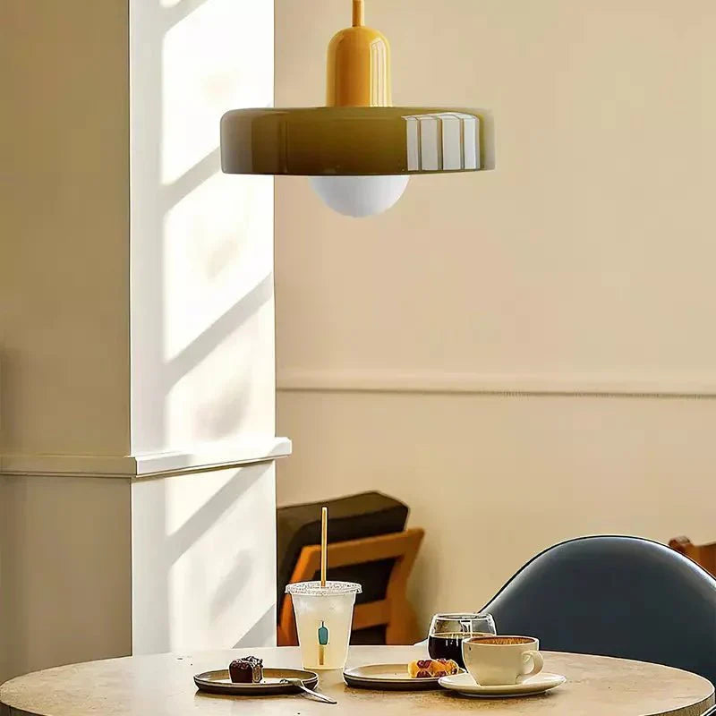 "Geometrische Bauhaus plafondlamp van glas in levendige kleuren, artistiek design voor moderne interieurs."
