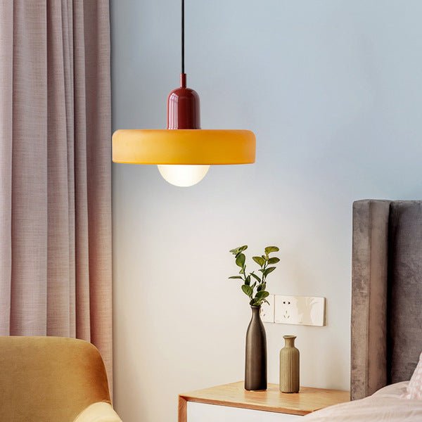 "Geometrische Bauhaus plafondlamp van glas in levendige kleuren, artistiek design voor moderne interieurs."