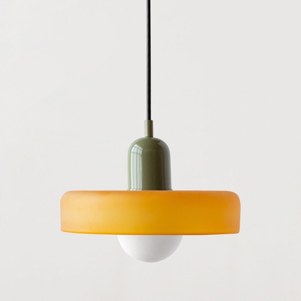 "Geometrische Bauhaus plafondlamp van glas in levendige kleuren, artistiek design voor moderne interieurs."