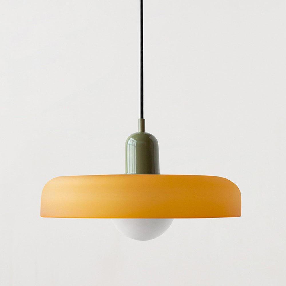 "Geometrische Bauhaus plafondlamp van glas in levendige kleuren, artistiek design voor moderne interieurs."