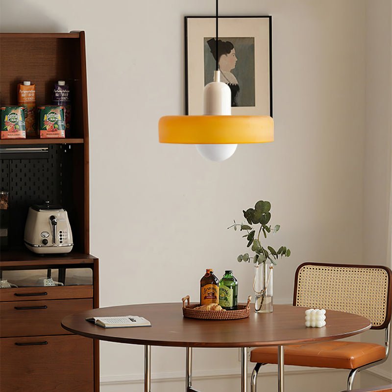 "Geometrische Bauhaus plafondlamp van glas in levendige kleuren, artistiek design voor moderne interieurs."