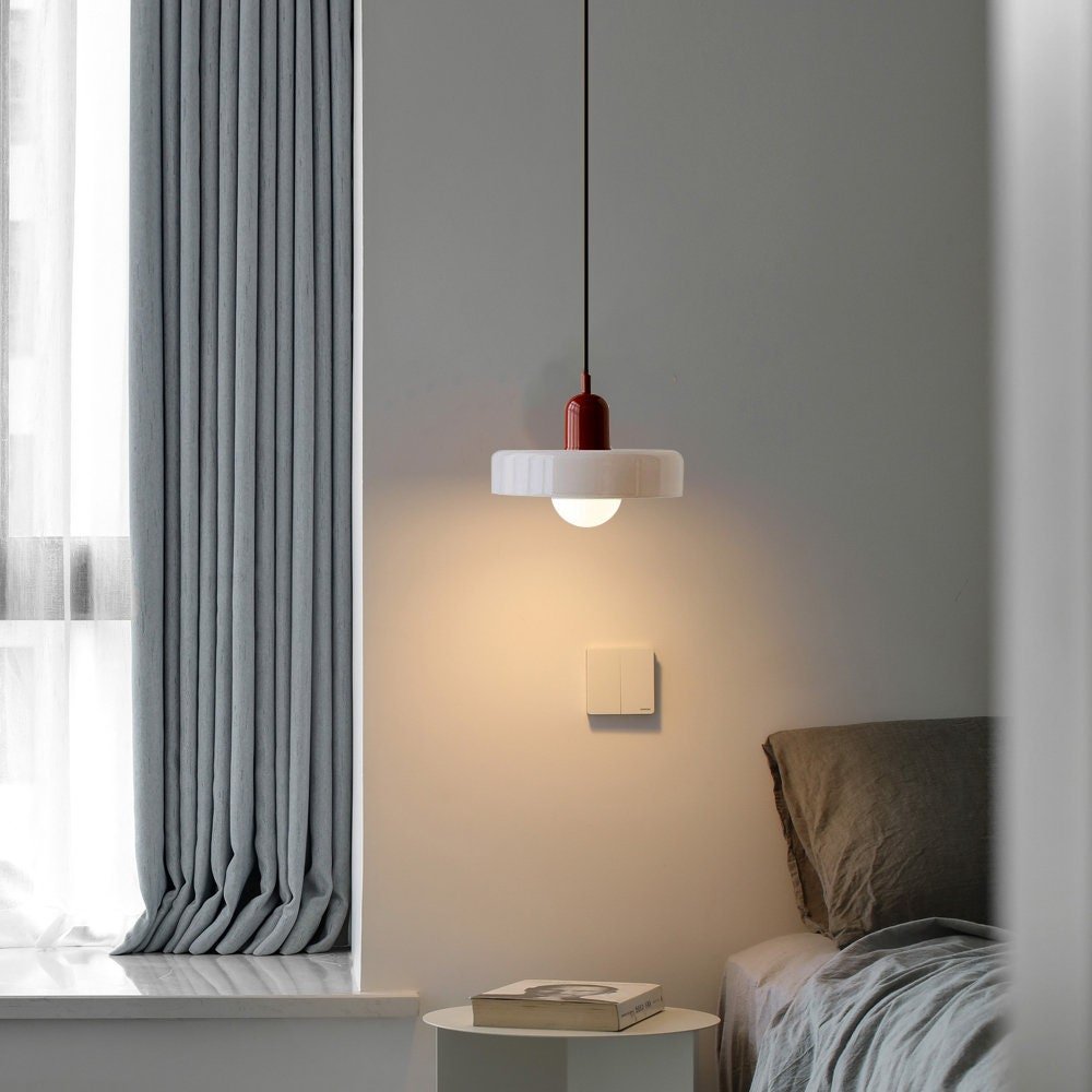 "Geometrische Bauhaus plafondlamp van glas in levendige kleuren, artistiek design voor moderne interieurs."