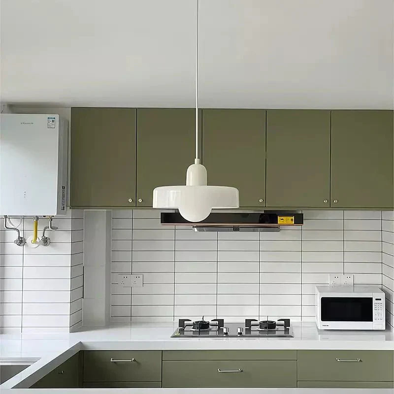 "Geometrische Bauhaus plafondlamp van glas in levendige kleuren, artistiek design voor moderne interieurs."