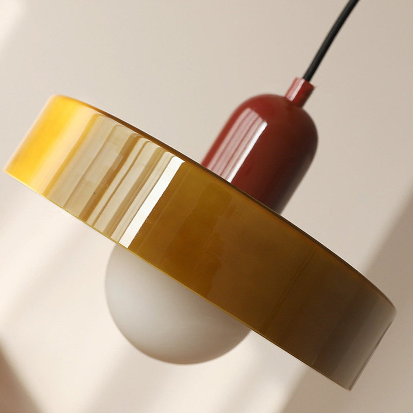 "Geometrische Bauhaus plafondlamp van glas in levendige kleuren, artistiek design voor moderne interieurs."