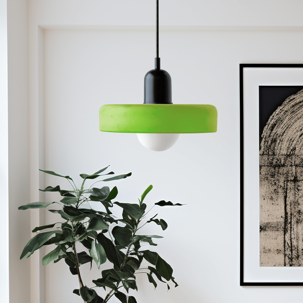 "Geometrische Bauhaus plafondlamp van glas in levendige kleuren, artistiek design voor moderne interieurs."
