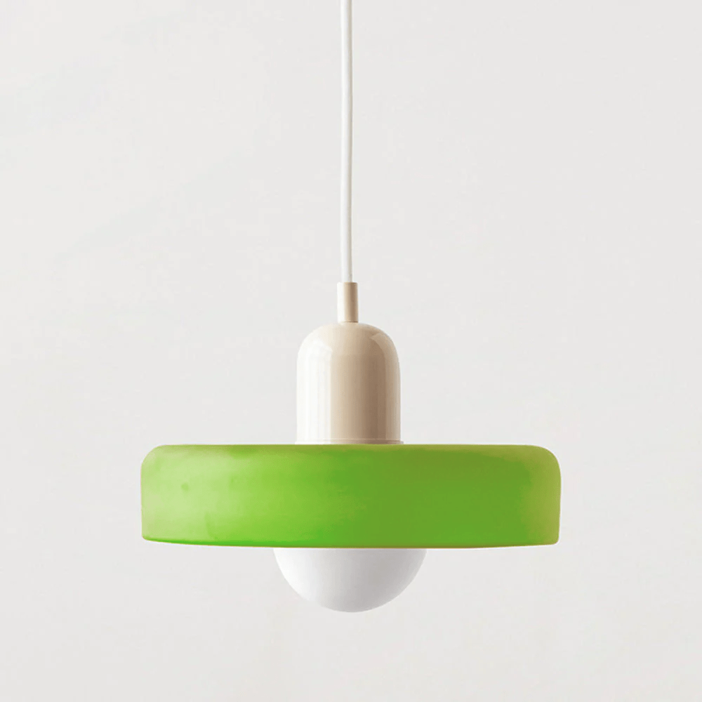 "Geometrische Bauhaus plafondlamp van glas in levendige kleuren, artistiek design voor moderne interieurs."