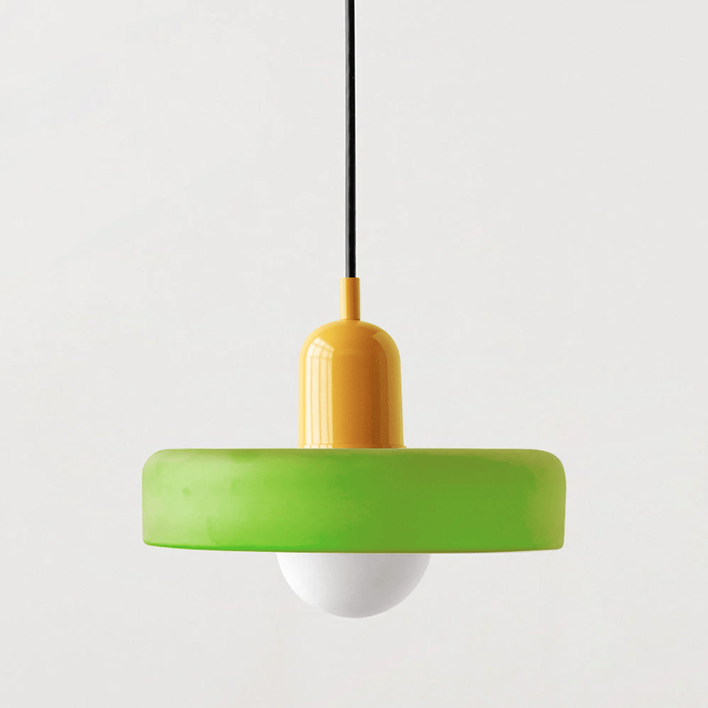 "Geometrische Bauhaus plafondlamp van glas in levendige kleuren, artistiek design voor moderne interieurs."